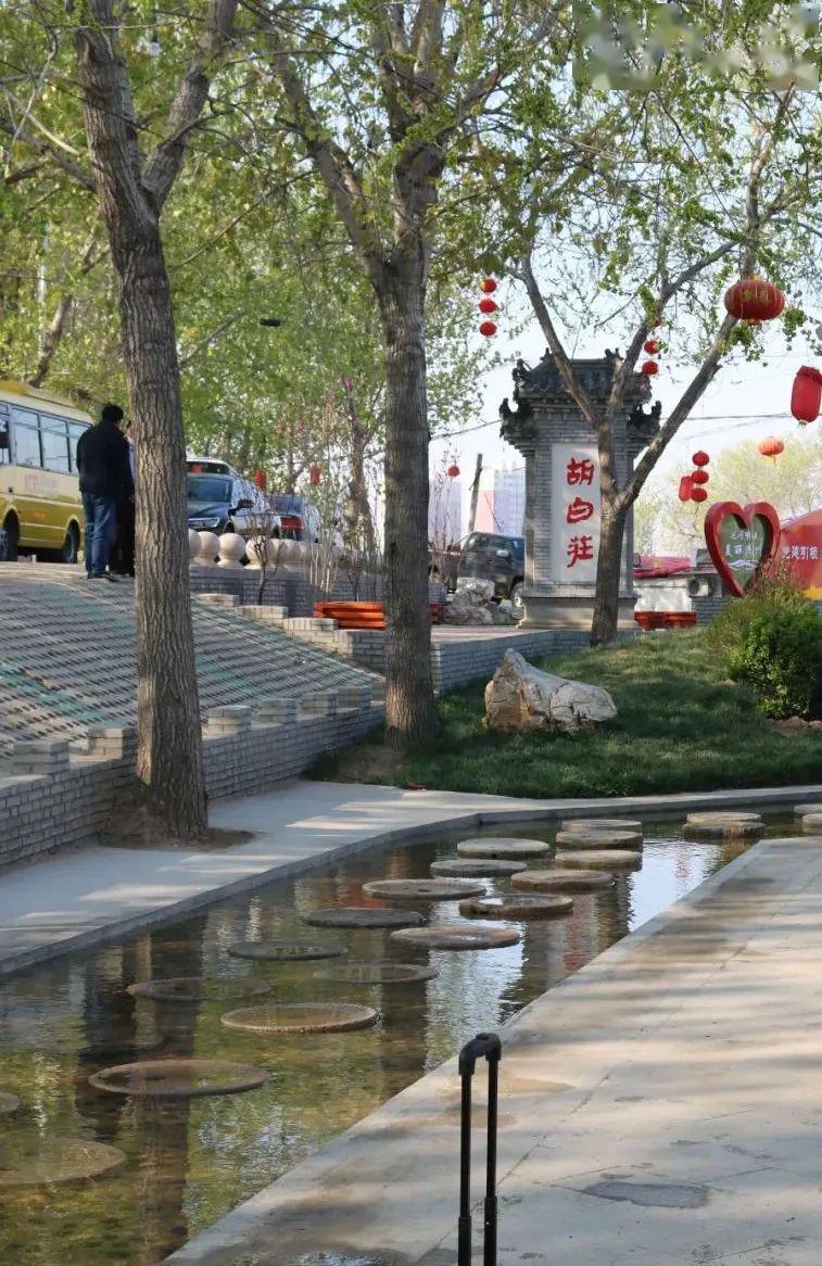 胡白庄观摩团一行先来到了清州镇胡白庄,齐家圈,司马庄村,大家一路走