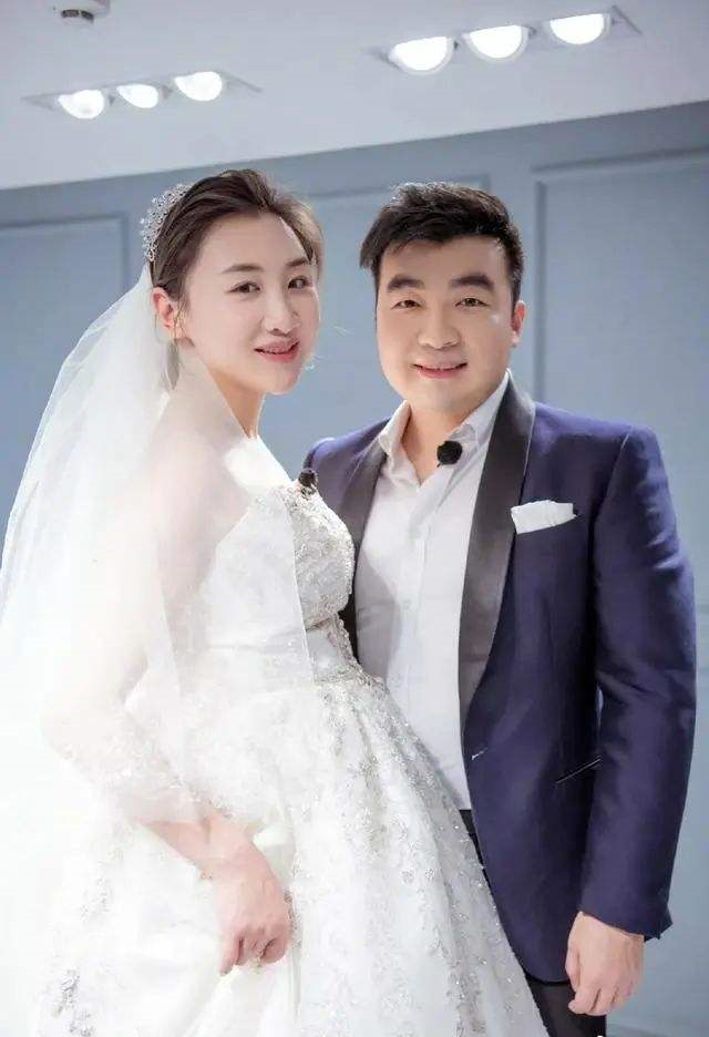 可人家当贵妇戴5克拉钻戒心甘情愿啊!_何雯娜