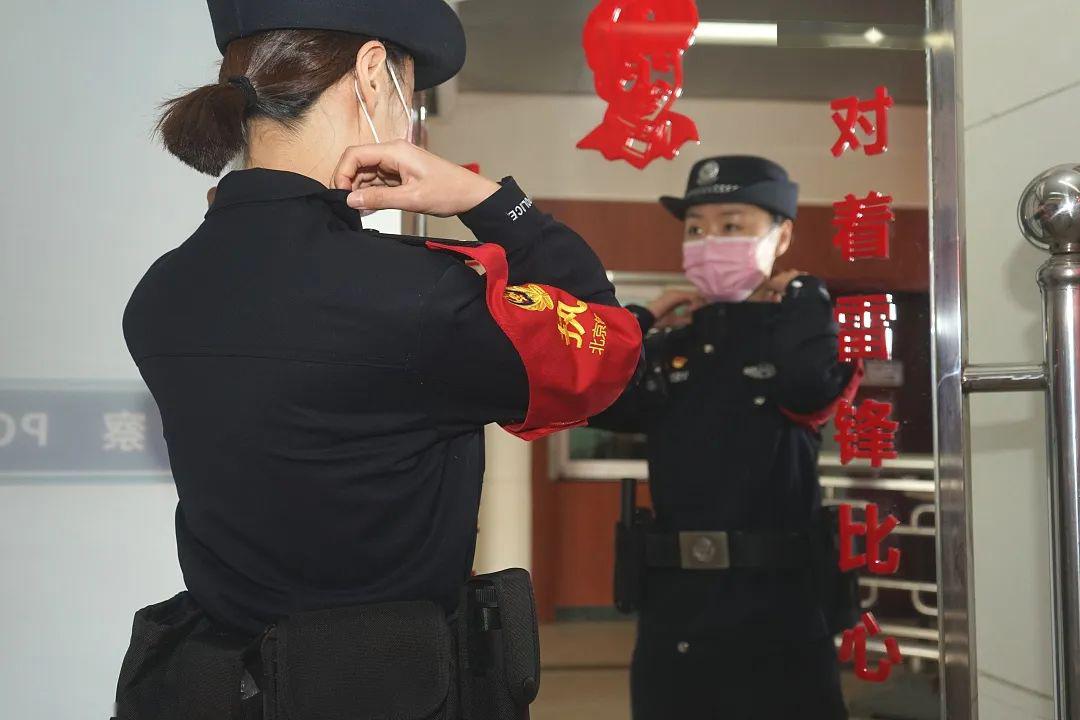 【疫情当前警察不退】"照着镜子律己 对着雷锋比心"——小小警容镜在