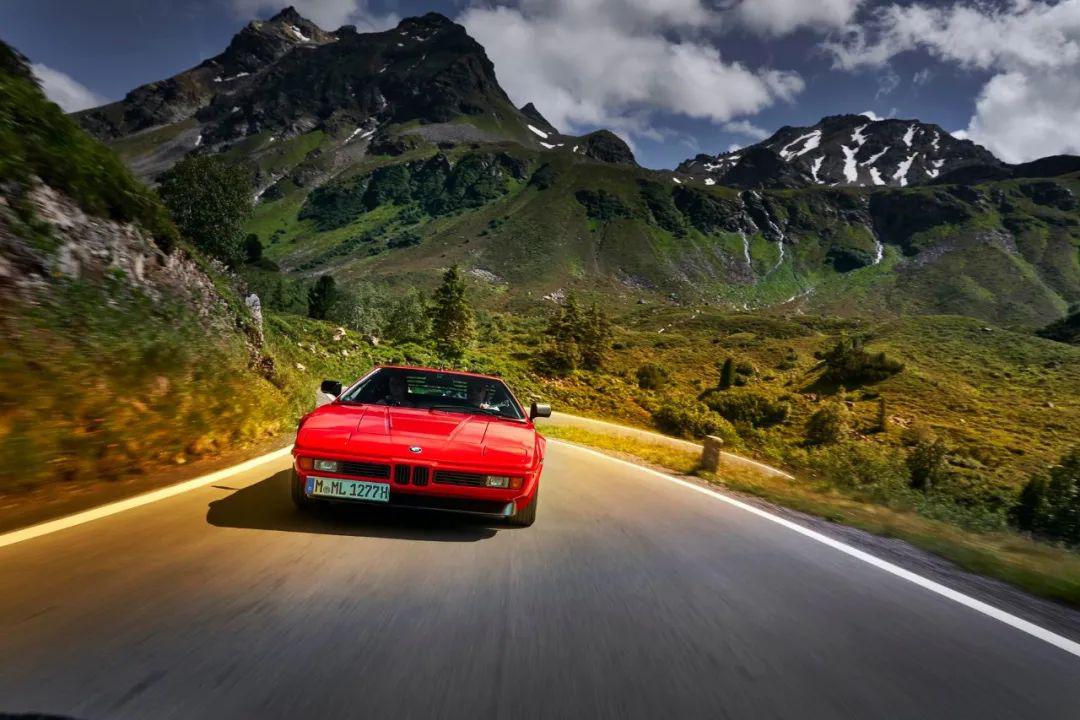 一组红色超跑美图宝马m1