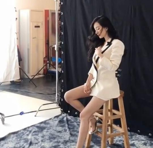 杨幂拍大片由于身材问题只能夹夹子她给自己立的flag从没倒过