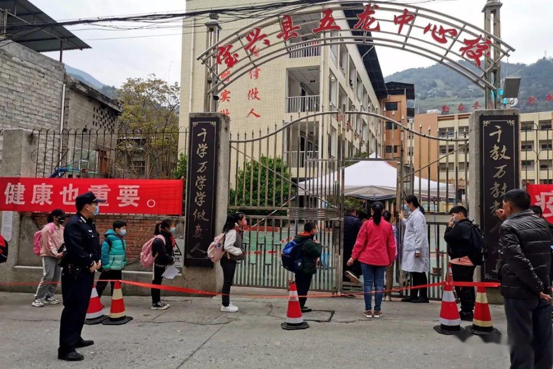 中小学开学首日宝兴公安全力护航