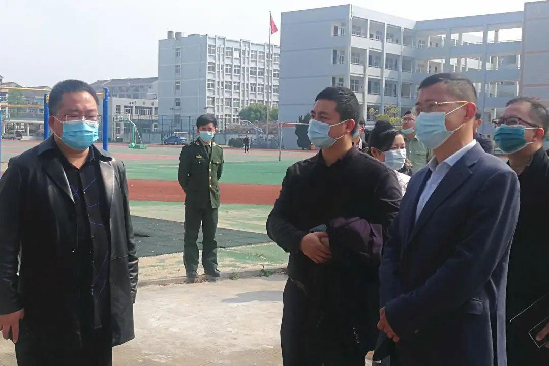 委员潘建华带领镇中心卫生院,消防巡查队等相关人员先后对箬横镇中学