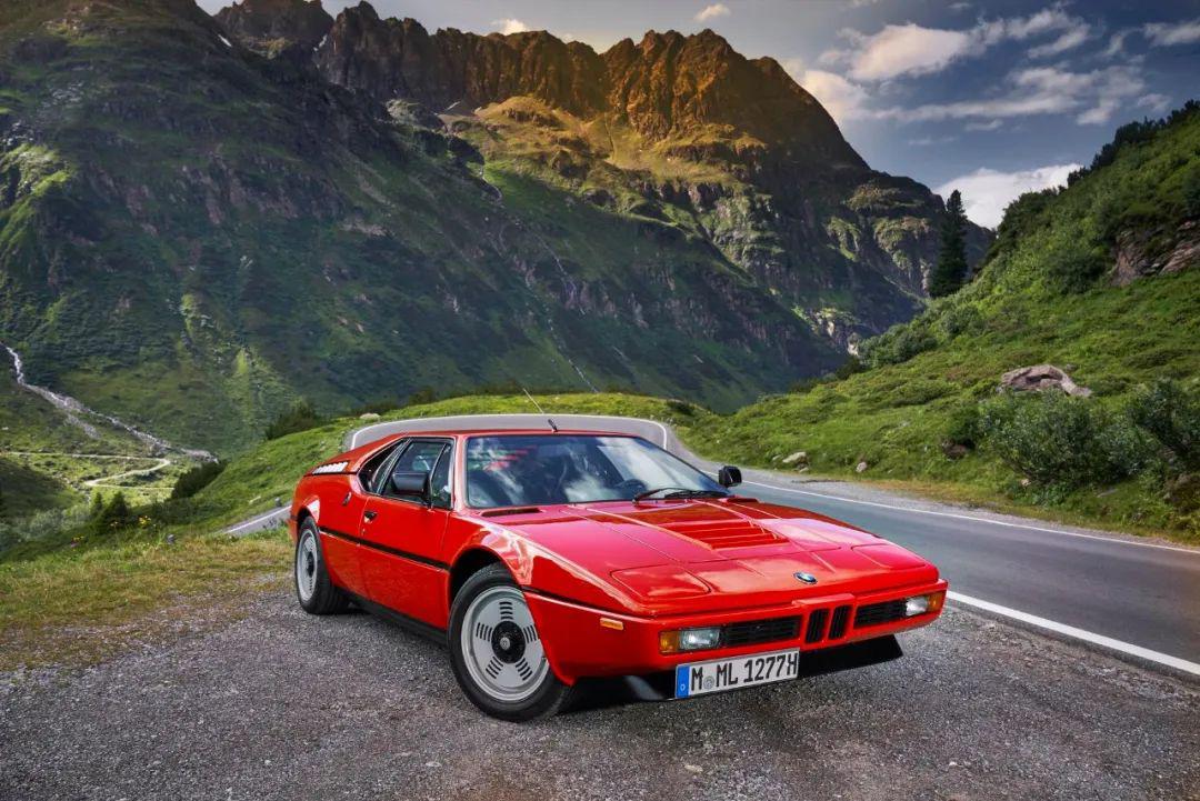 一组红色超跑美图宝马m1