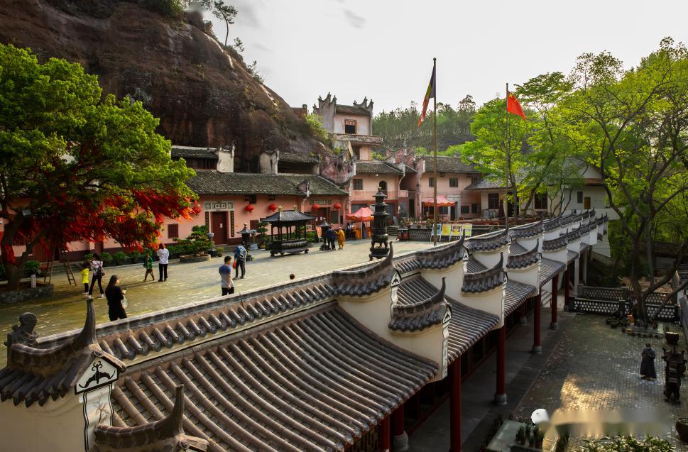 曾长生 摄寒信古村美食街 王光烈 摄传承 谢志辉 摄于谢屋村金鼎寨