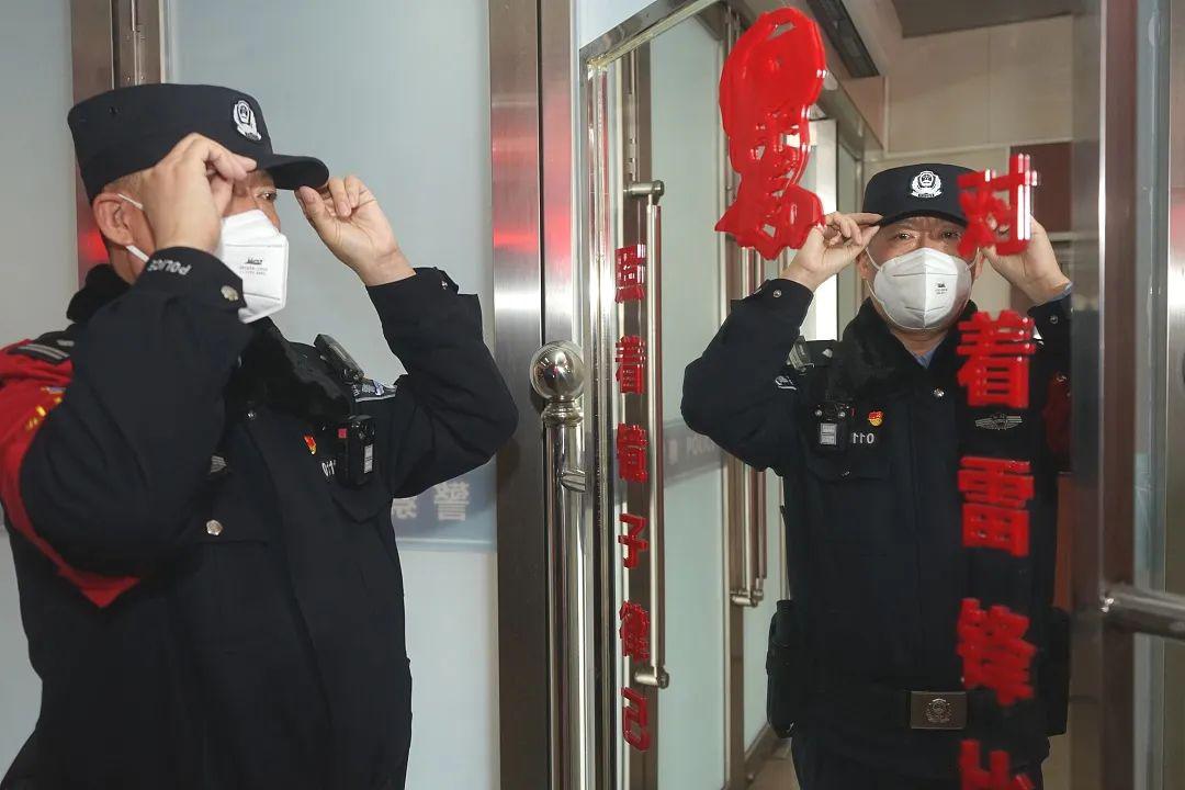 【疫情当前警察不退】"照着镜子律己 对着雷锋比心"——小小警容镜在