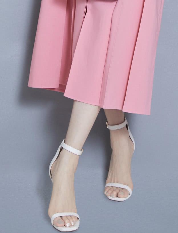 海清扮嫩够拼的42岁还学年轻人穿一身死亡芭比粉有莲藕腿