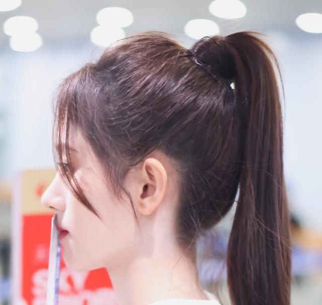 鞠婧祎又"扮嫩",穿背带短裤太可爱,网红马尾超减龄,气质真棒