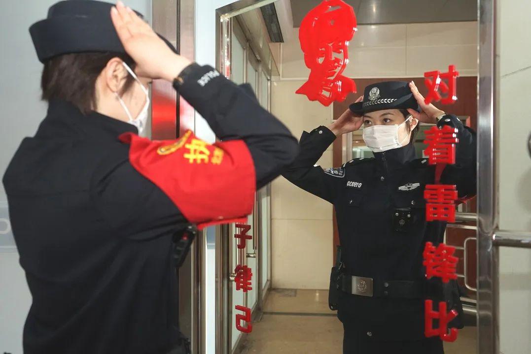 【疫情当前警察不退】"照着镜子律己 对着雷锋比心"——小小警容镜在