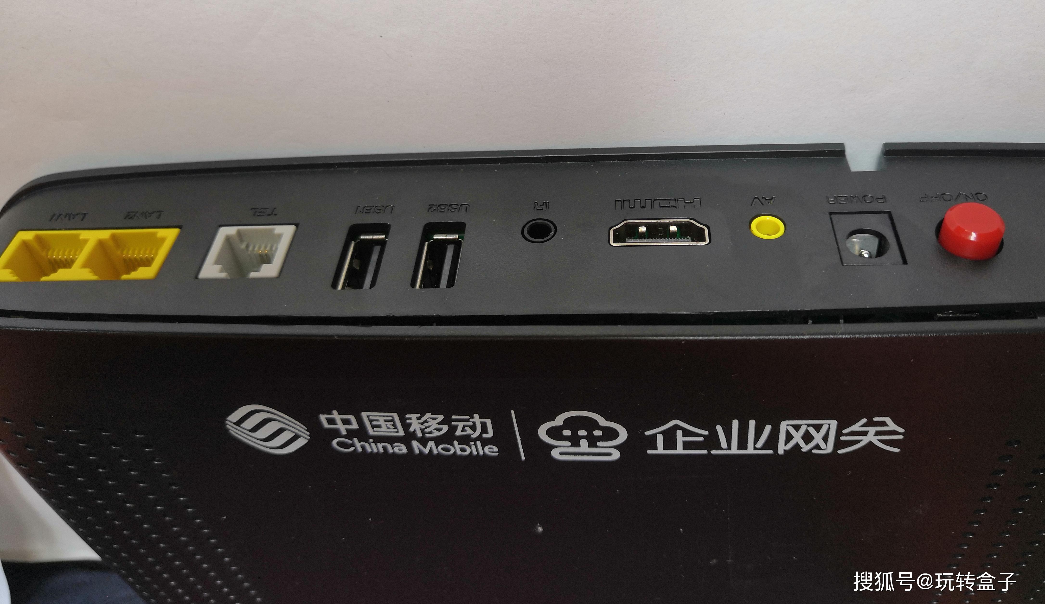 背面有两个lan口,两个usb口,一个外置红外接收器插口,一个电话接口,一