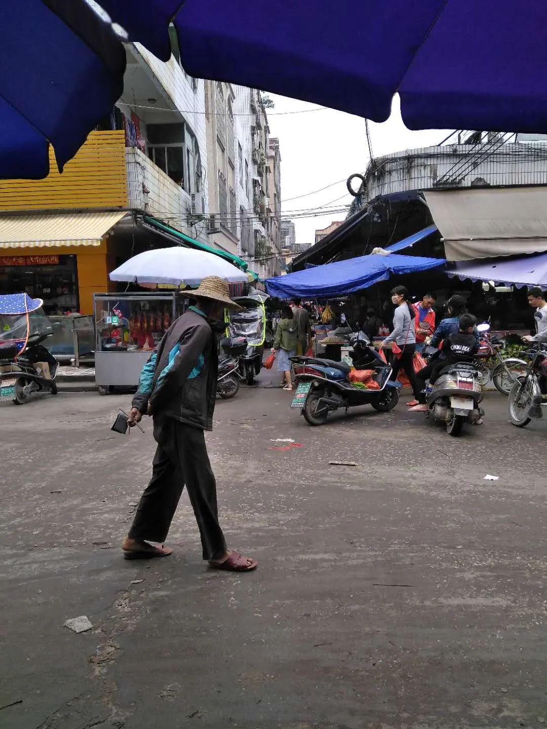 老人流落街头孤单背影后满屏是唏嘘