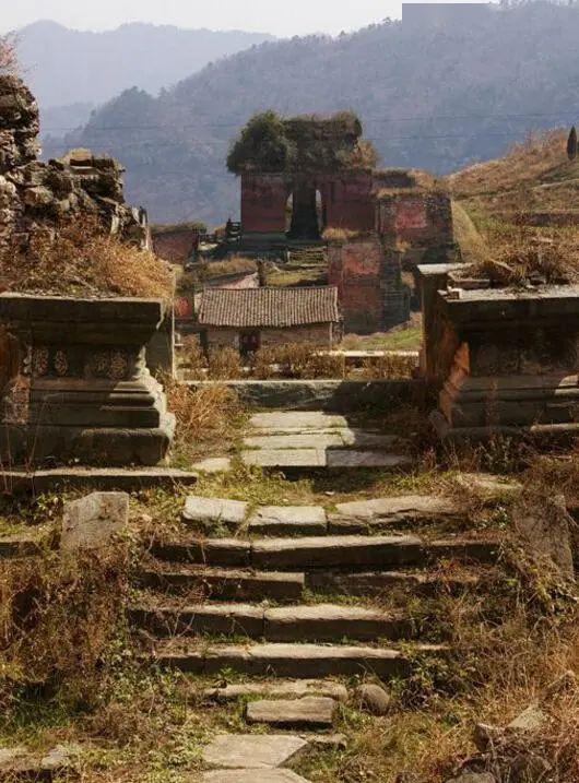 祠,观,宫等是道教建筑群的称谓,它直接反映了道观的等级规模和当时