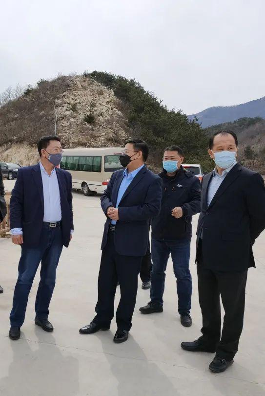 参观了衣家村史馆,栖霞市委副书记,市长朱涛,省派乡村振兴服务队成员