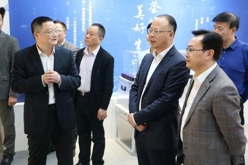 安化县委常委,县委宣传部部长林英到研究院考察,与刘仲华,谌再来,李颖