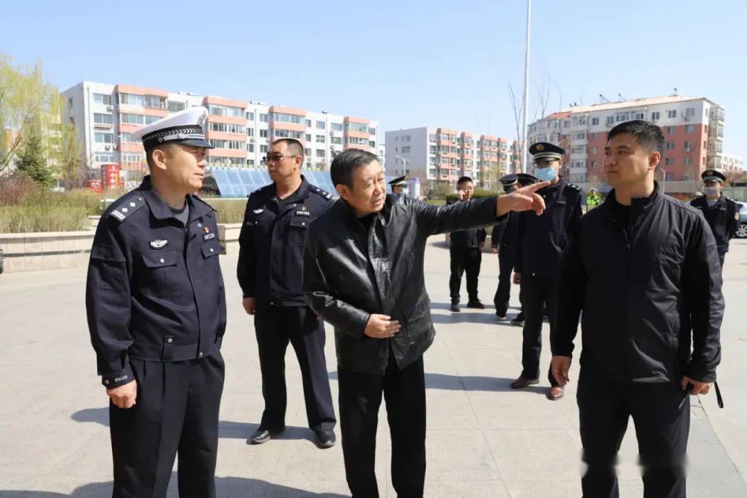 赤峰文化广场变停车场,市民游玩存隐患,多部门联合治理.