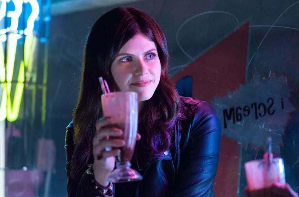 但是亚历山德拉·达达里奥仍然成为了这部烂片里唯一让我们记住的亮点