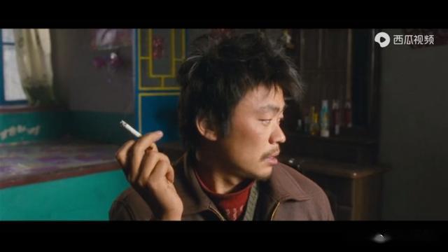 王宝强的抽烟姿势,一般演员都演不出来,这才是原生态