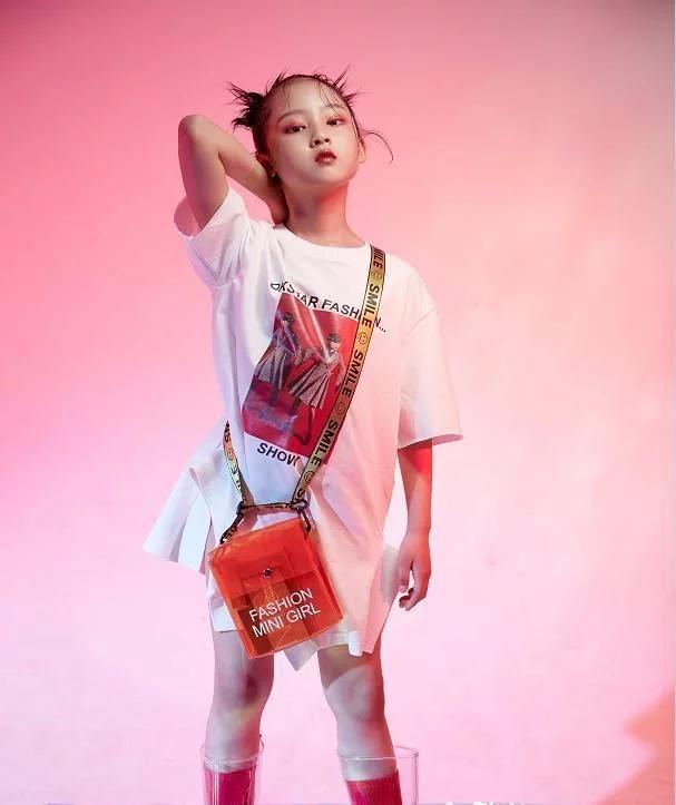 张婉儿的颜值非常高,非常漂亮清纯,因此她也被不少观众称为是"小