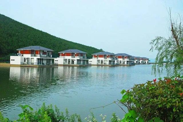 九天峰度假区(度假村)位于滁州琅琊山后山,依山傍水,山清水秀,空气