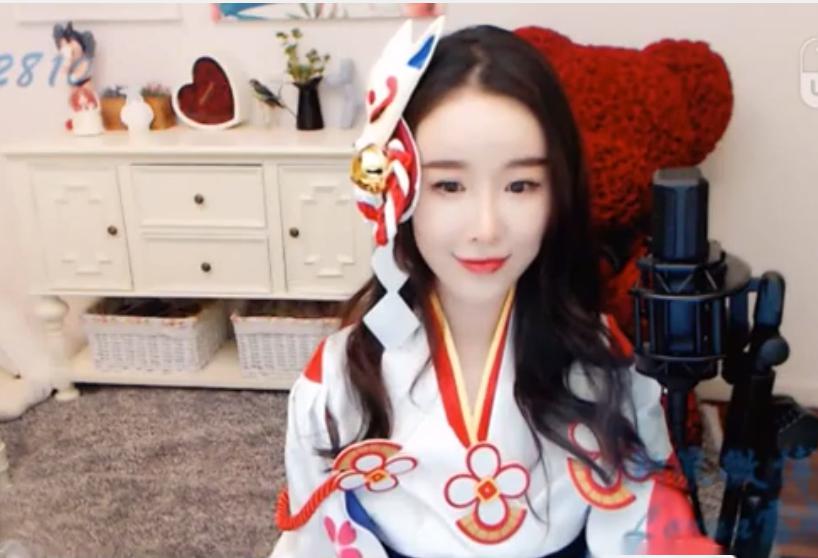 小露娜可以说是这个yy上最成功的女主播了,第一个成功嫁入豪门的女