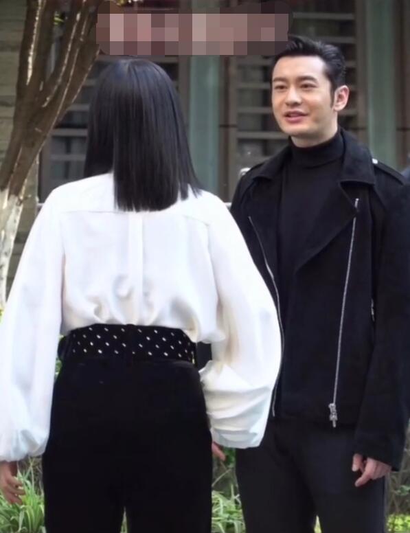 不怕baby吃醋黄晓明现身停车场拍戏与女演员甜蜜搂腰忘情热吻