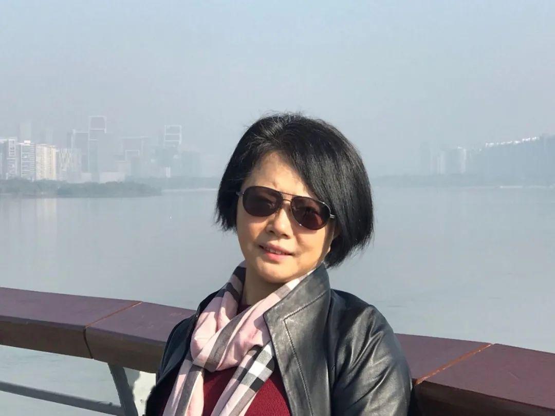 于丽君老师是初一英语备课组组长,在开展"云课"教学期间,她认真研究每