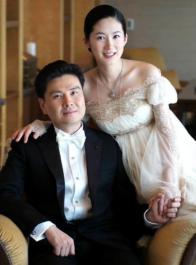 原创沈银河工作服装扮现身,皮肤白皙引人注目,曾是韩国玉女掌门人