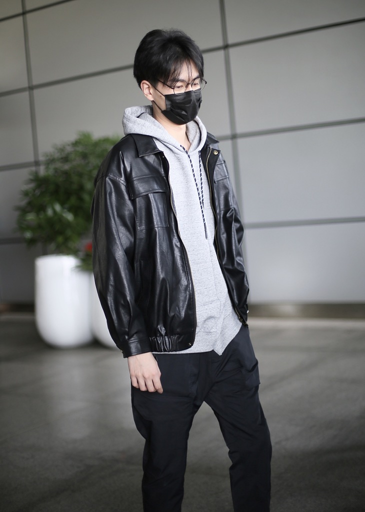 胡一天获粉丝接机人气不减 穿黑皮衣搭帽t帅气十足