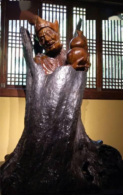 以模仿根自然形态的磨制方法为主,以少量,局部的雕琢为辅,使雕磨过的