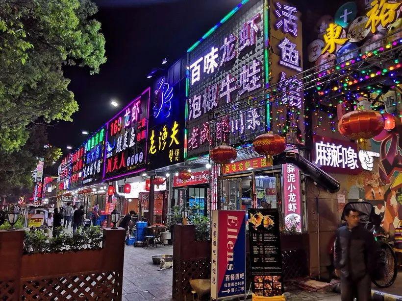 奉化最大的小吃夜市街图片