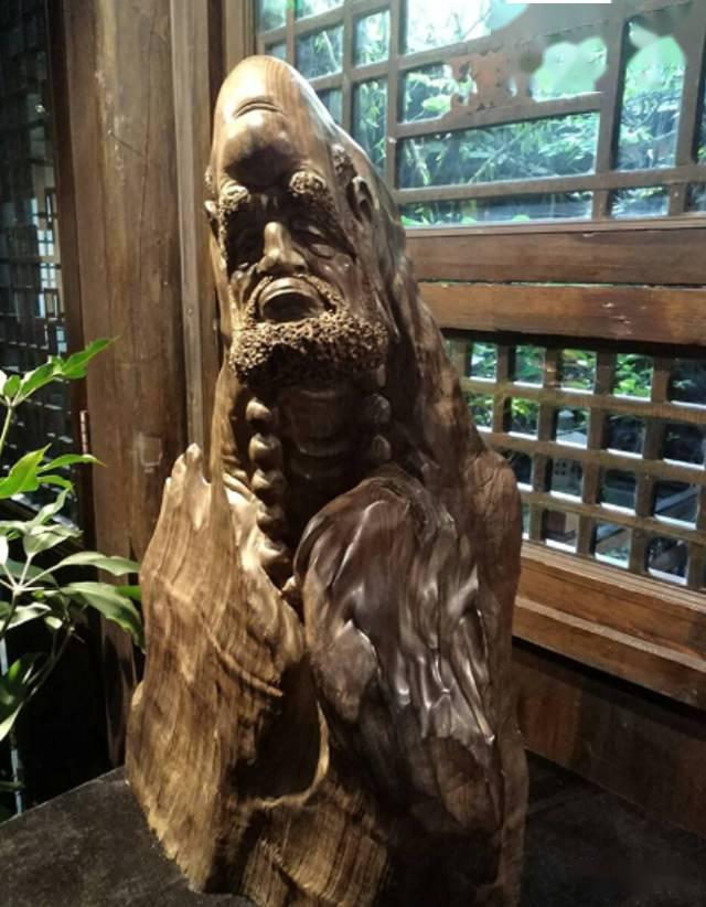 以模仿根自然形态的磨制方法为主,以少量,局部的雕琢为辅,使雕磨过的