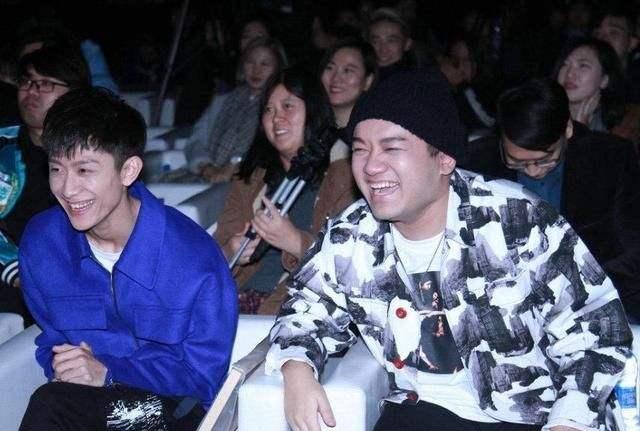 不仅身材娇艳,配上他绰绰有余,尤浩然经常在社交平台晒女朋友和自己的