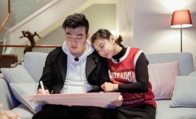 梁超是二婚但家境殷实何雯娜孕后频频炫富坦言是花自己的钱