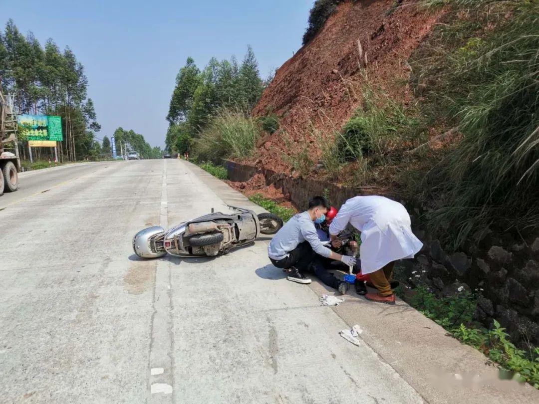 怀集:暖心!一男子受伤,辅警,医生,群众合力救助!