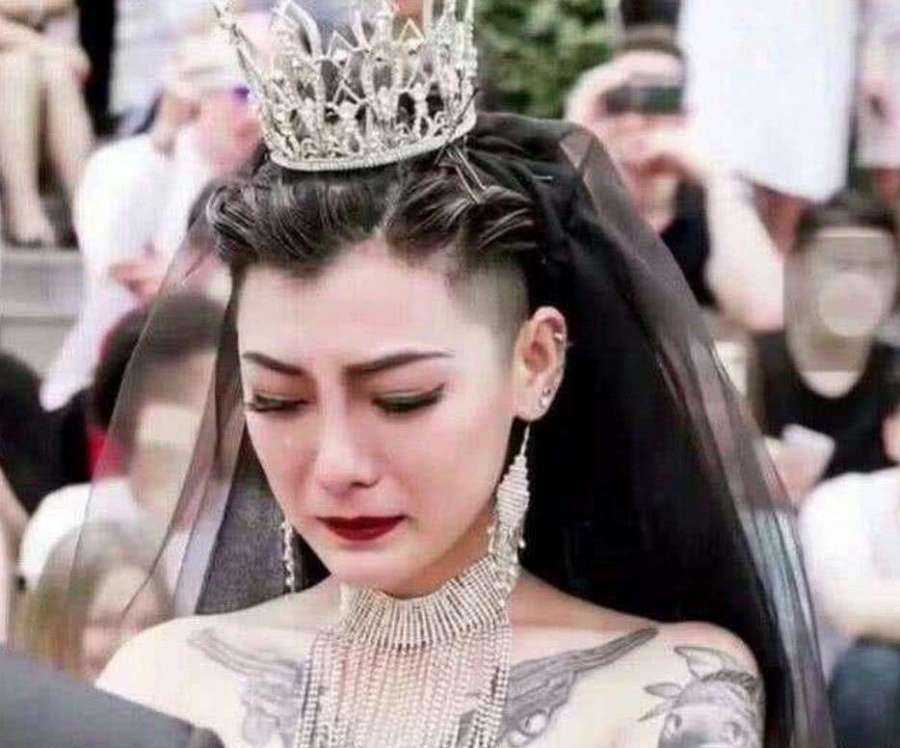 满身纹身的酒吧dj女,婚礼时哭断魂,真正嫁给爱情了么?