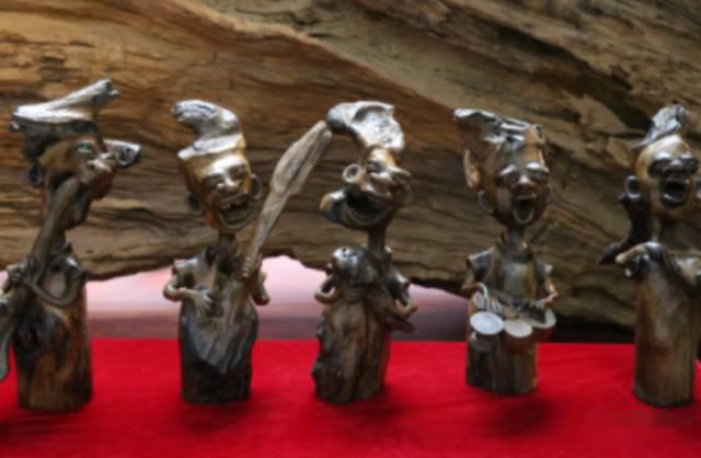 以模仿根自然形态的磨制方法为主,以少量,局部的雕琢为辅,使雕磨过的