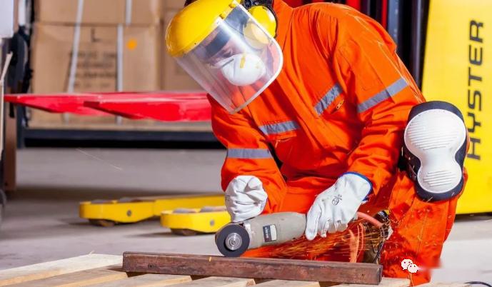 【 资料来源:tra 】澳洲蓝领的薪水待遇高澳大利亚蓝领工人们的平均