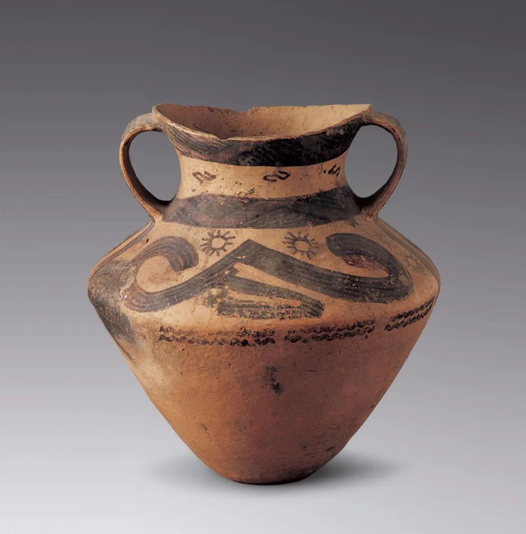 天祝县博物馆馆藏精品欣赏│蛙纹波浪线单耳彩陶罐