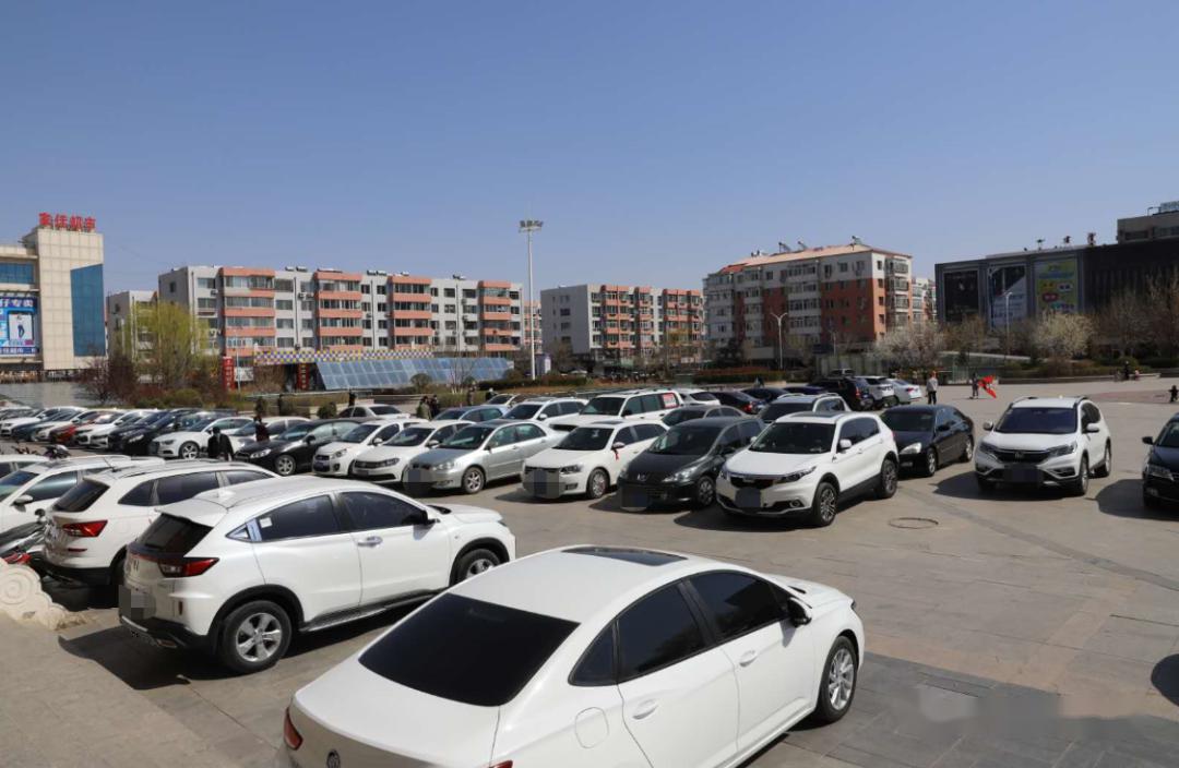 赤峰文化广场变停车场,市民游玩存隐患,多部门联合治理.