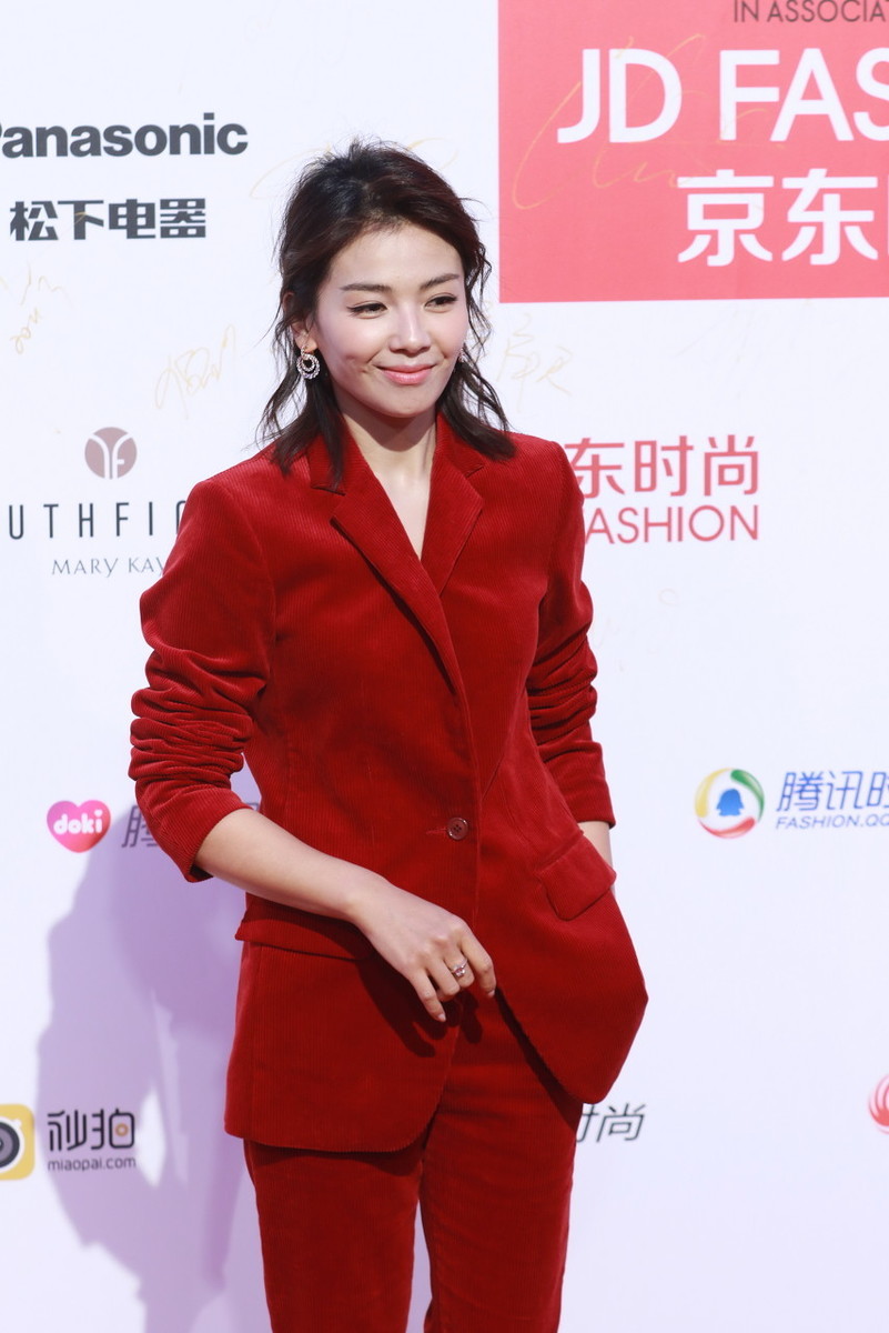 刘涛气质那么好穿红丝绒西装也难逃土味上身空荡下身紧绷