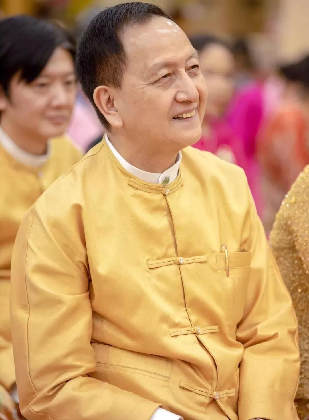 这家的男主人看上去大概五十多岁,面容慈祥,一身金色的缅甸传统服饰