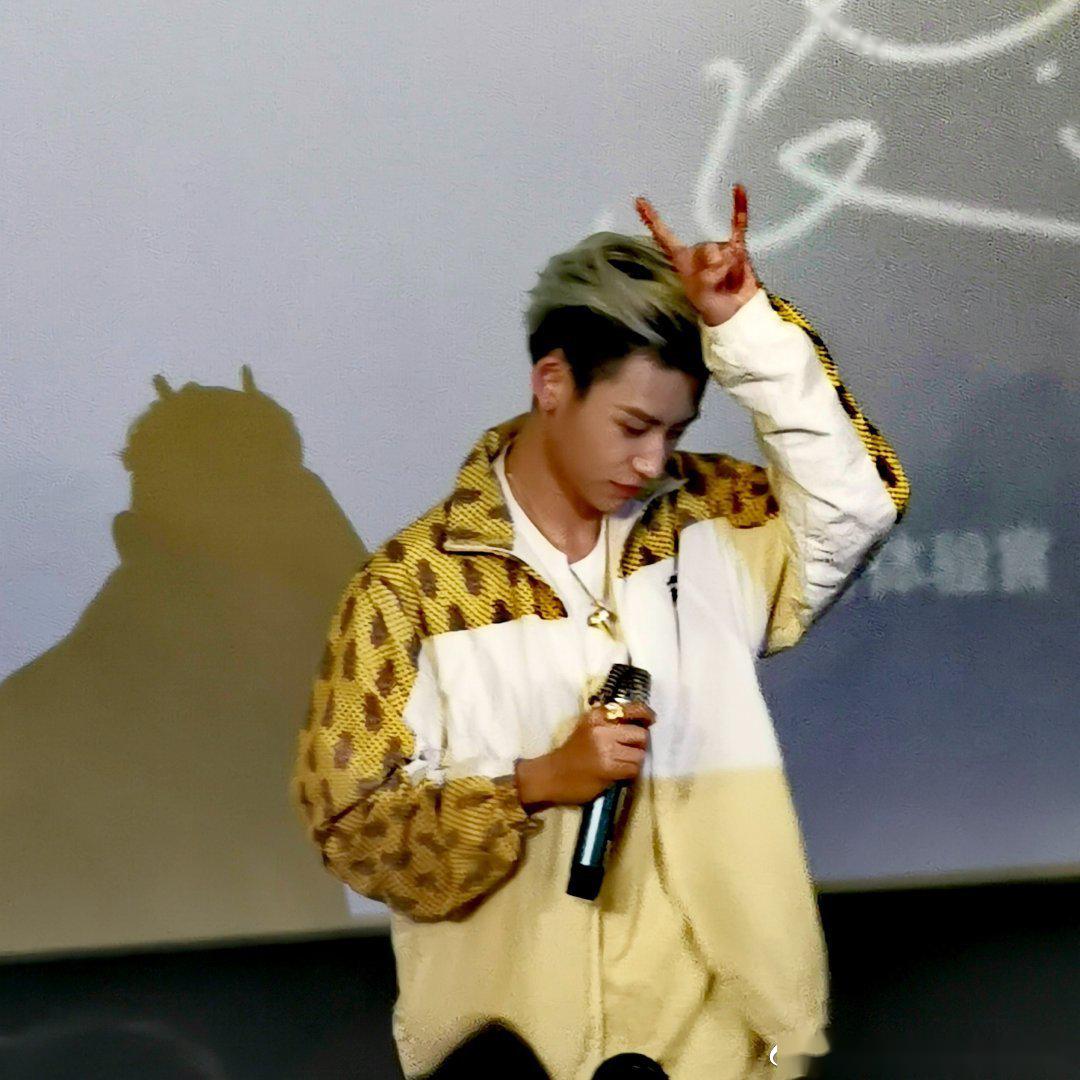 小鬼老师直播科普金属礼是充满仪式感的热爱摇滚的男孩