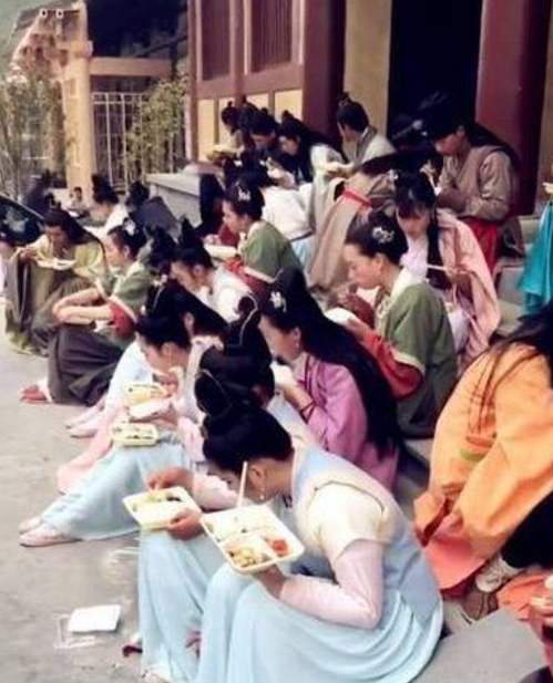 横店门口群演无数,戏服堆积如山,美女校花不为片酬只为一夜成名