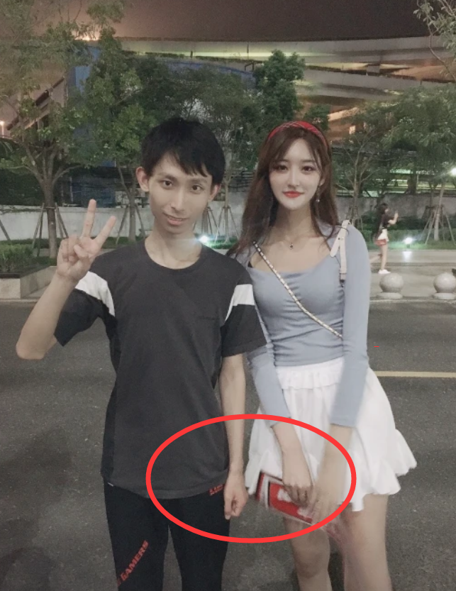 面对绝美女粉丝梦泪合影被曝光看清梦泪的手网友羡慕梦嫂了