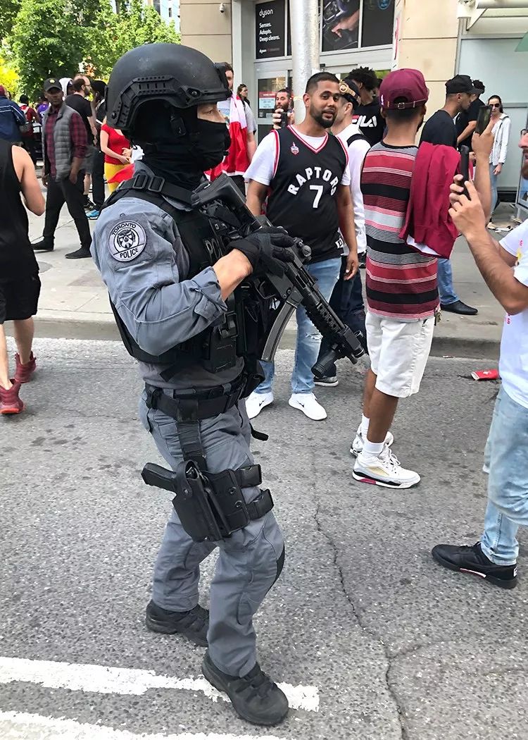 看来多伦多虽然地处加拿大,但也有这种"自由美利坚"的环境特点.