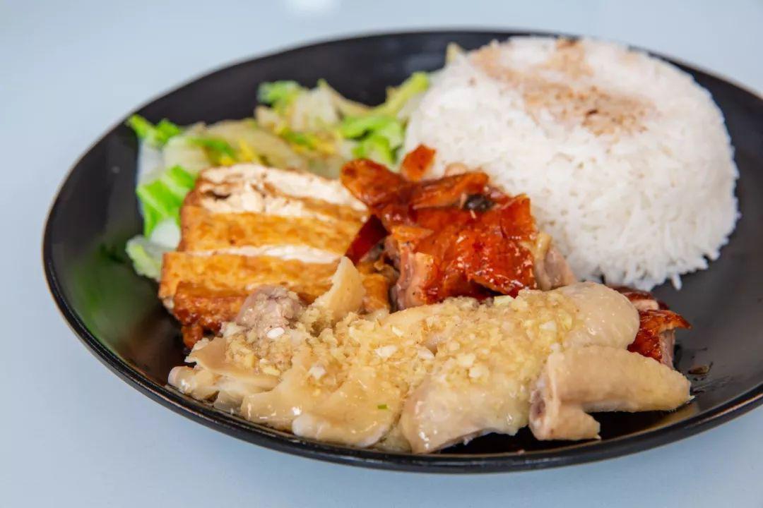 还得种类多!烧鸭,肥叉,瘦叉,白切鸡等十多种经典烧腊混搭起来更是多