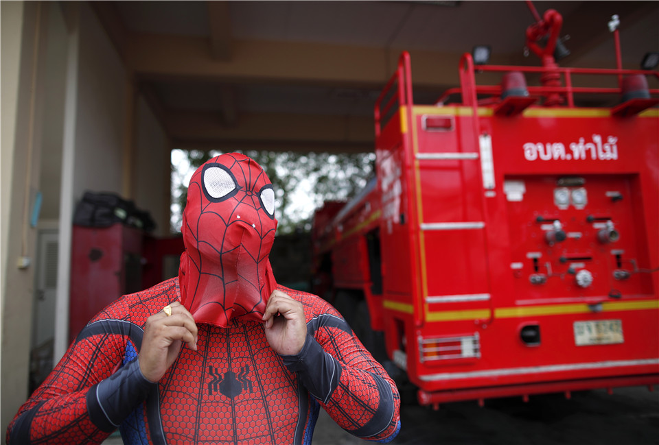 超级英雄来了 泰国消防员扮蜘蛛侠为宅家民众加油