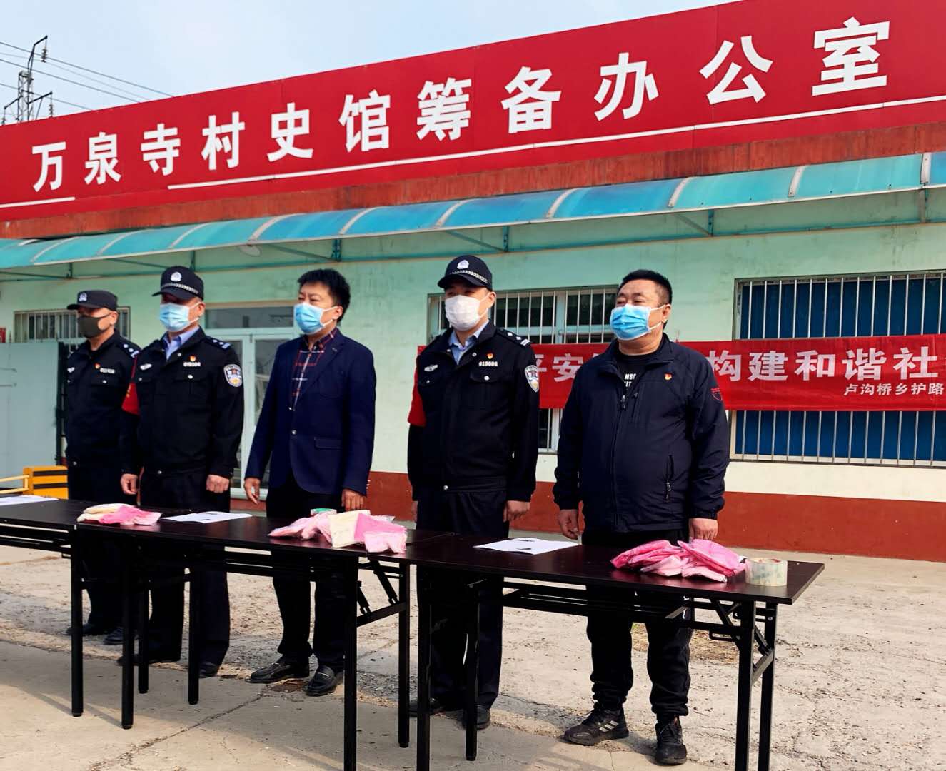 北京市丰台区万泉寺铁路道口是一处有人值守的平交道口,两侧居住人口