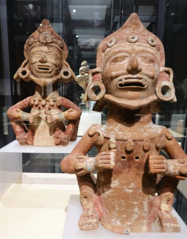 墨西哥古文明雕像一脸纯真仰望苍穹