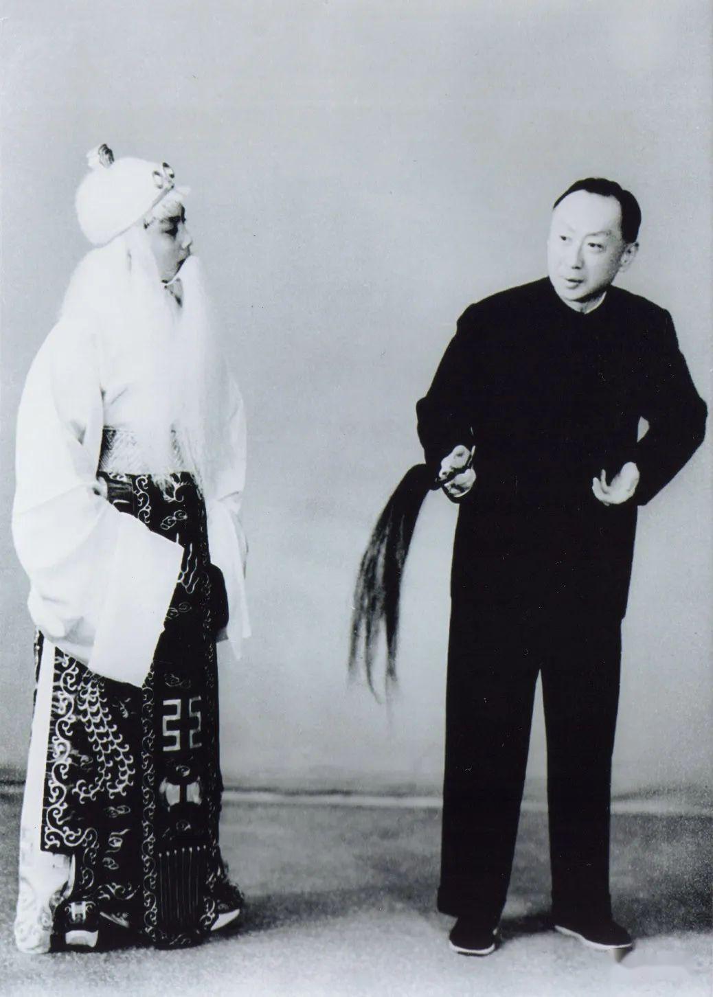 "随着[急急风]锣鼓的首次出场亮相,就把人物忠勇,鲁莽的性格,展